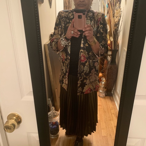 NWT..Silk Like Tapestry Blazer - Picture 8 of 8